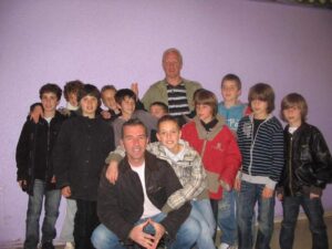 equipe-benjamins-avec-leurs-educateurs-david-dupuy-et-emmanuel-becard__mxjx2z